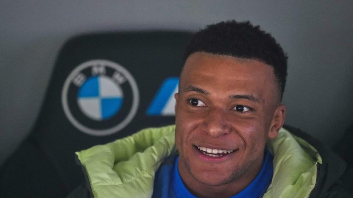 Kylian Mbappé del Real Madrid aparece sentado en la banca durante el partido contra la Real Sociedad en la Liga de España