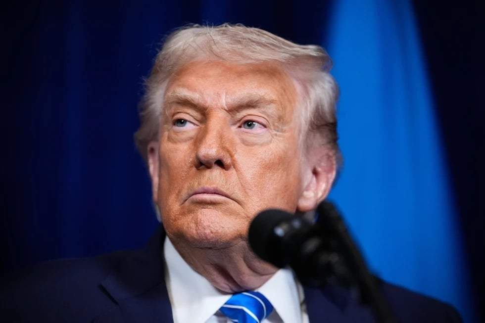 El presidente Donald Trump asiste a una conferencia de prensa conjunta con el presidente de Ucrania, Volodymyr Zelenskyy, tras una reunión en el club Mar-a-Lago de Trump, el domingo 28 de diciembre de 2025, en Palm Beach, Florida.