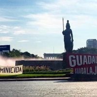 Tiñen de rojo la Minerva y la Diana Cazadora en protesta por feminicidios