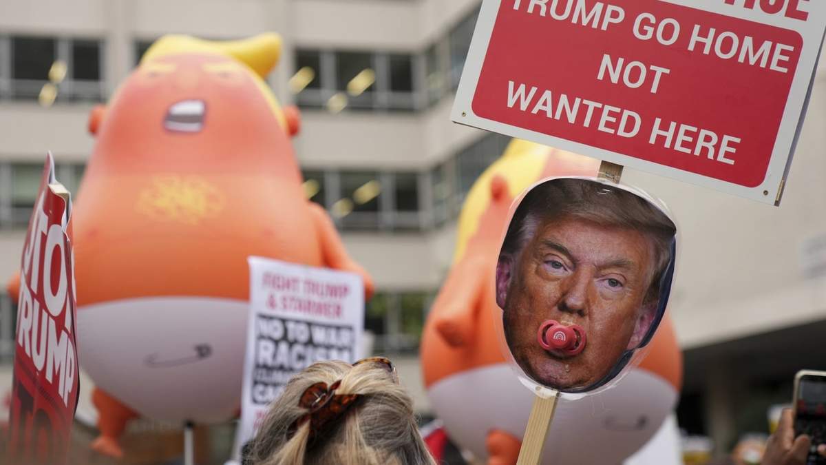 Personas muestran pancartas en una protesta del grupo Stop Trump Coalition contra la visita del presidente estadounidense Donald Trump en Londres, el 17 de septiembre de 2025