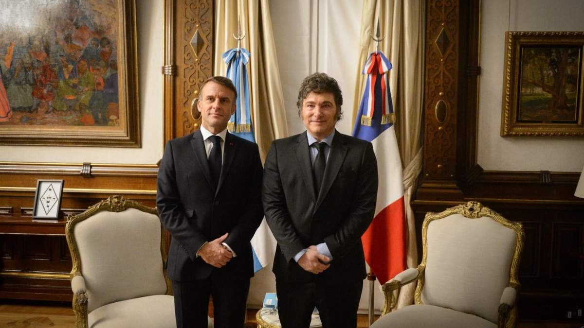 Emmanuel Macron visitó a Javier Milei durante su paso por Latinoamérica. Fuente: (X)