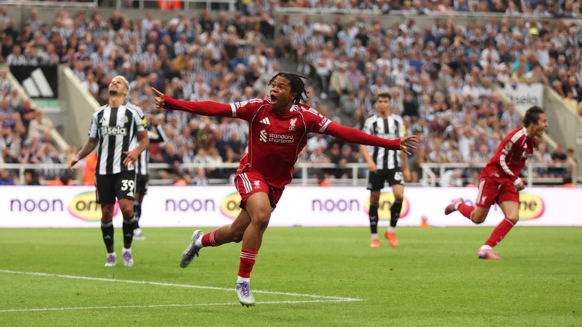 Rio Ngumoha, de 16 años, anota agónico para que el Liverpool derrote 3-2 al Newcastle
