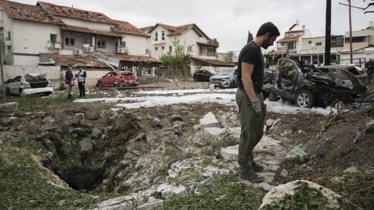 Expertos antibombas de la policía israelí inspecciona el lugar después de que un misil disparado desde el Líbano impactó en Petah Tikva, en las afueras de Tel Aviv, Israel, el domingo 24 de noviembre de 2024