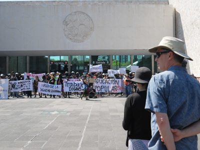 Maestros y alumnos de la ENAH protestan en el Museo Nacional de Antropología