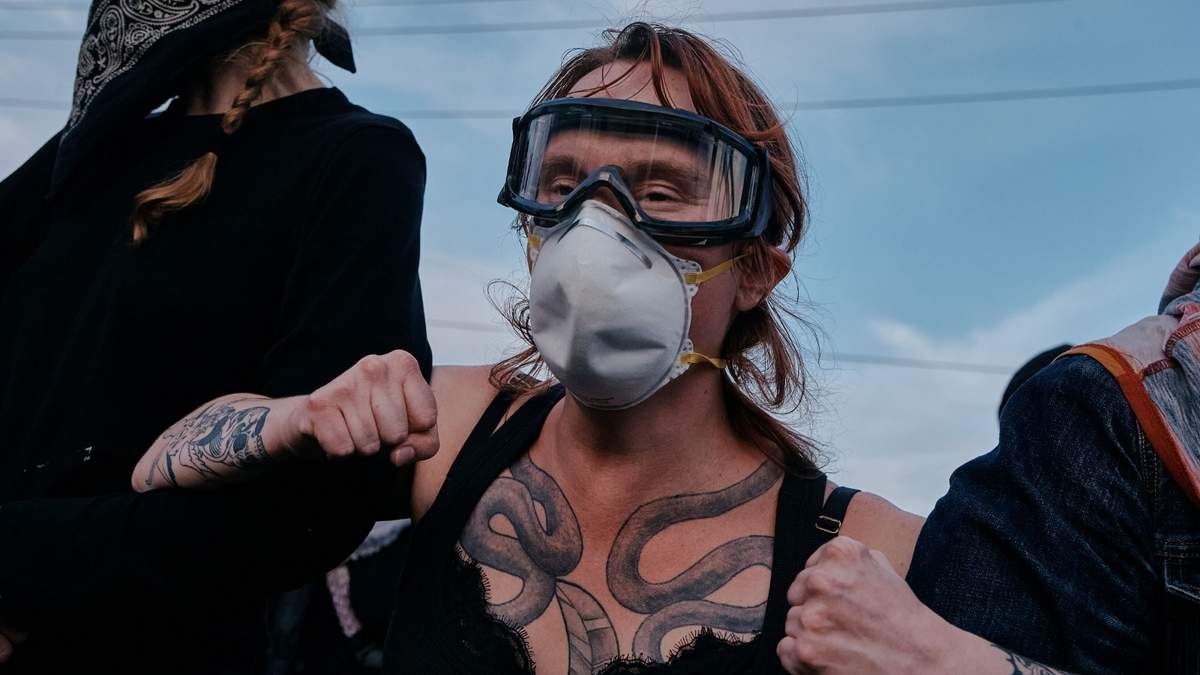Manifestantes se enfrentan a agentes del ICE fuera del centro de detención Delaney Hall el miércoles