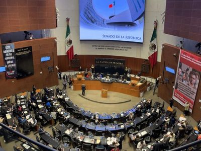 Duelo de mantas en el Senado: "García Luna no se toca" vs "Todos al Zócalo"