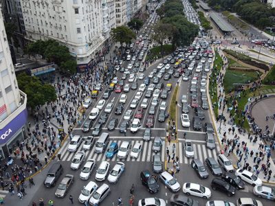 Banderazo en el Obelisco: preocupantes aglomeraciones repudiaron al Gobierno