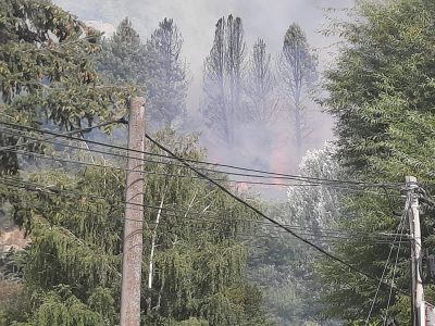 Preocupación por un incendio en el barrio El Arenal que se extendió hasta la subida de Los Radales