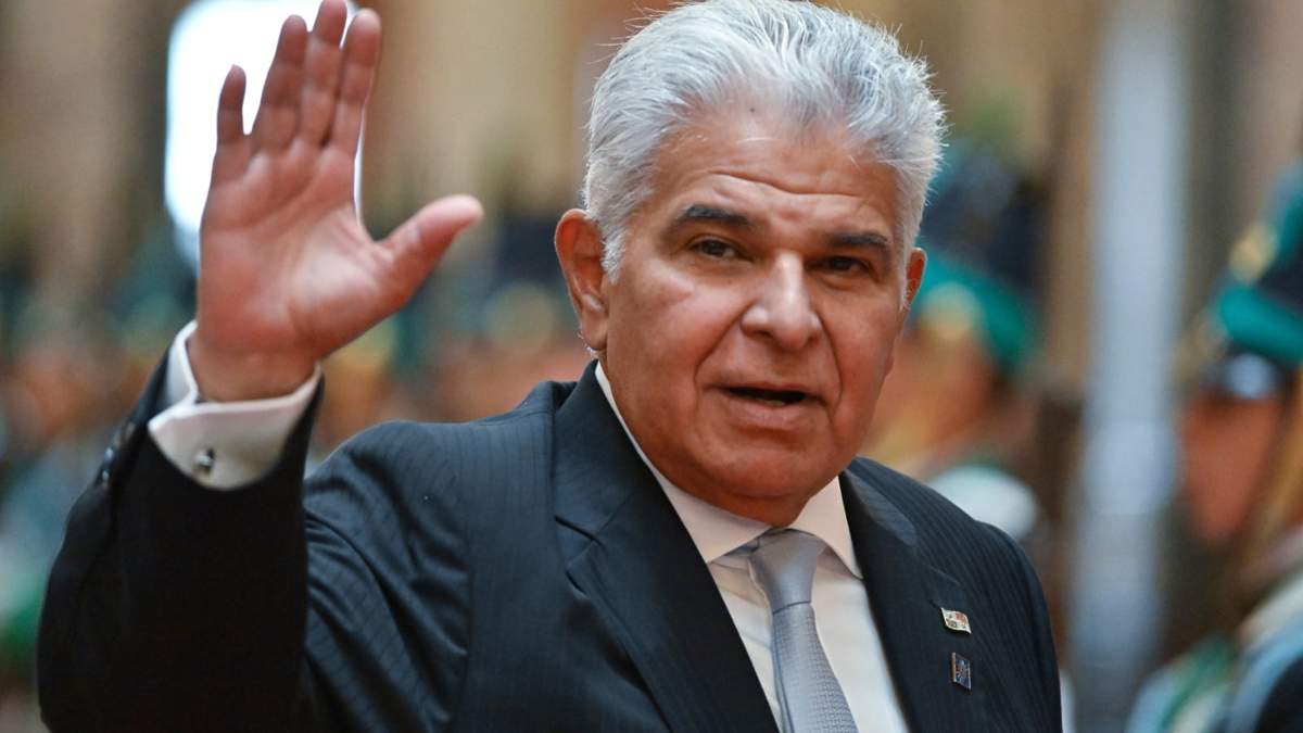 El presidente de Panamá, José Mulino, saluda a su llegada al Congreso para asistir a la ceremonia de juramentación del presidente electo Yamandu Orsi, en el día de la toma de posesión en Montevideo, Uruguay