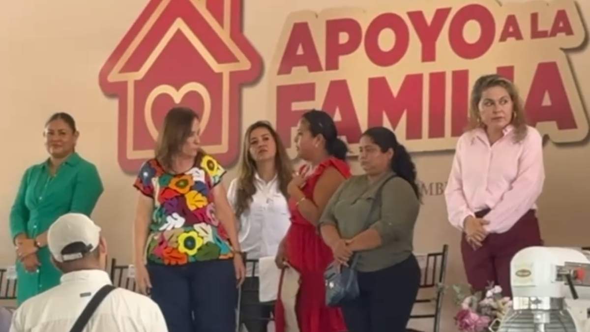 Rocío Nahle con Macaria Cruz López en un evento de entrega de apoyos a la familia