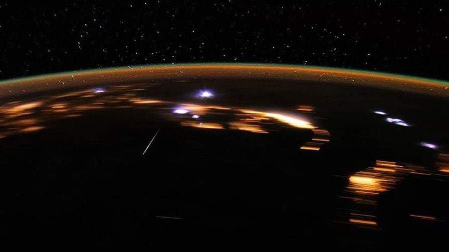 La cámara del astrónomo Don Pettit captura la lluvia de estrellas Líridas desde la estación espacial en abril de 2012