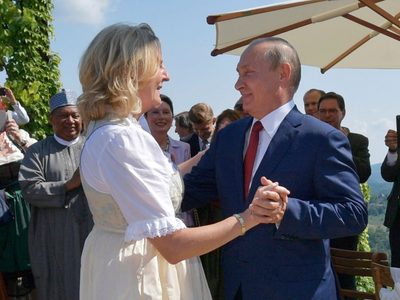 Exministra austriaca que bailó con Putin en su boda se muda a Rusia