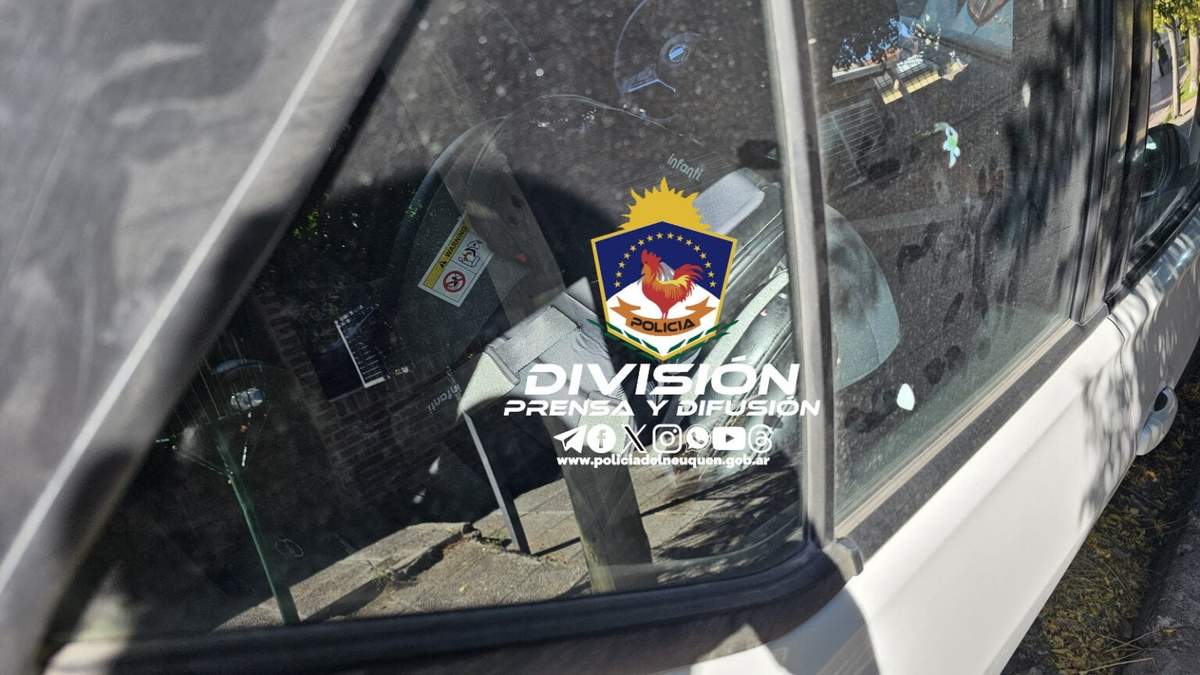 El vehículo donde quedó encerrado el niño. Fuente: (Policía de Neuquén)