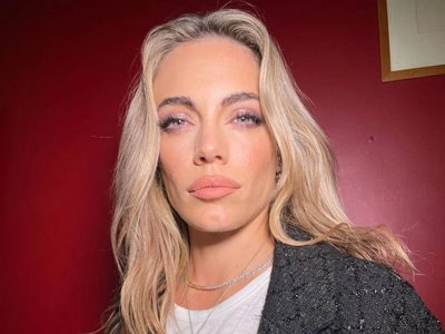 El total black de otoño: el jugado outfit que eligió Emilia Attias para destacar