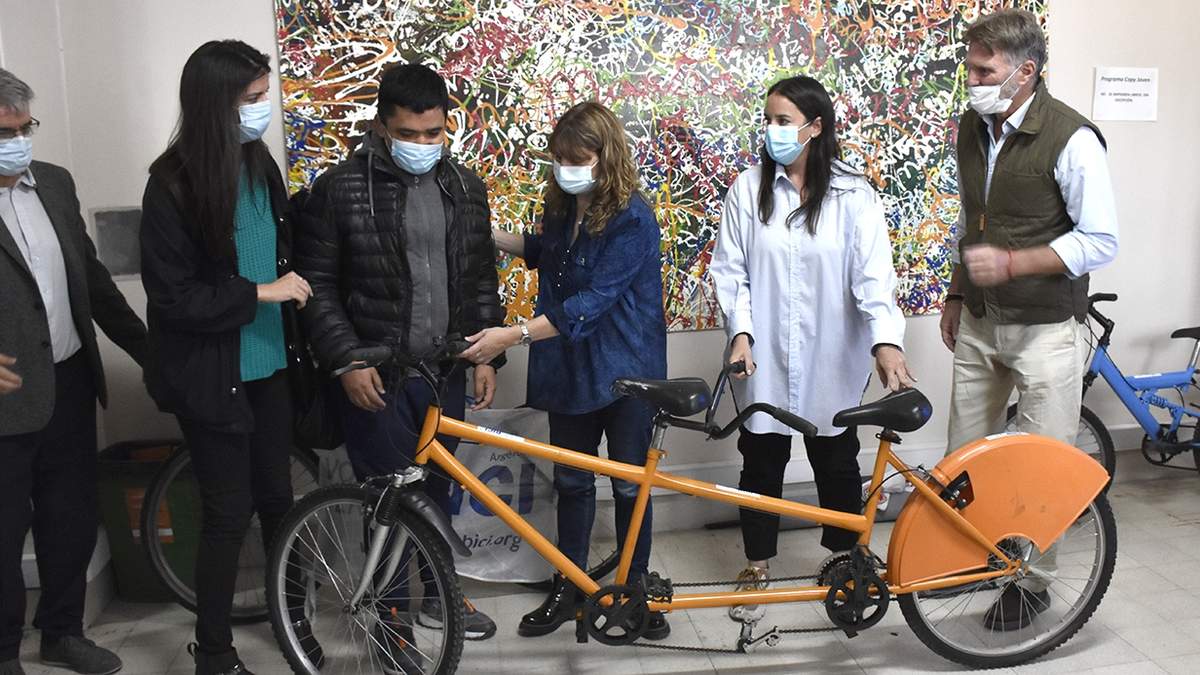 Ministros durante el acto del programa Voy en Bici. Fuente: (Twitter)