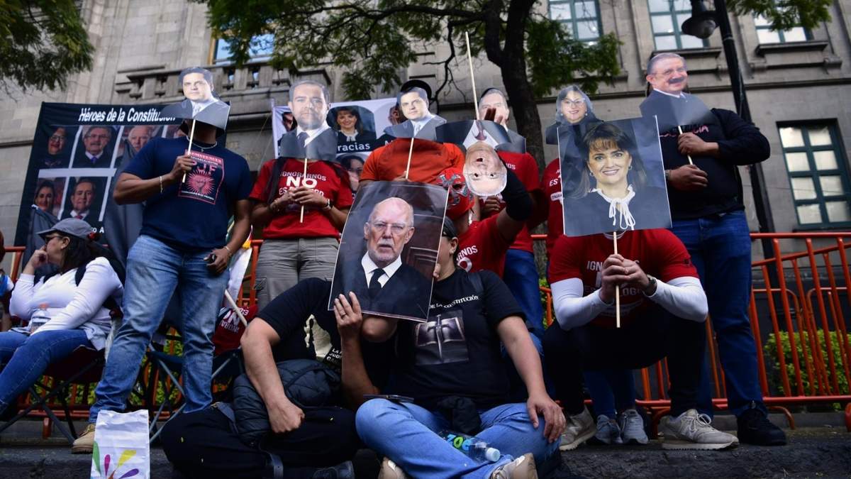 Protesta afuera de la Suprema Corte de Justicia de la Nación contra la reforma judicial