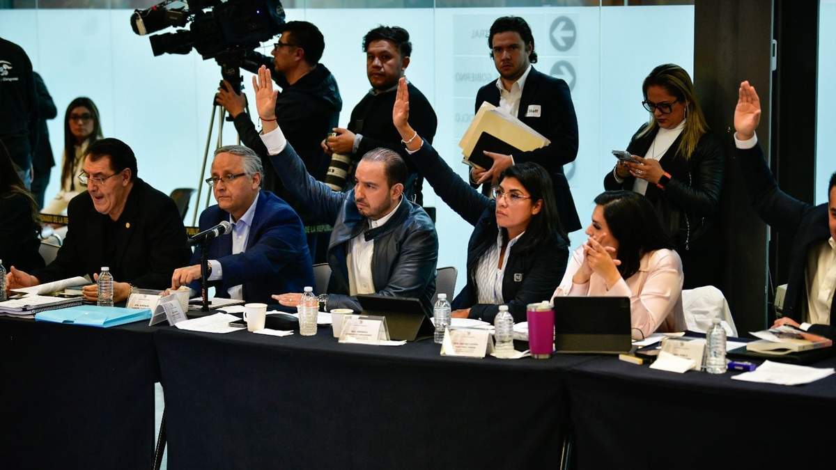 Marko Cortés (centro), en la sesión de comisiones del Senado este domingo