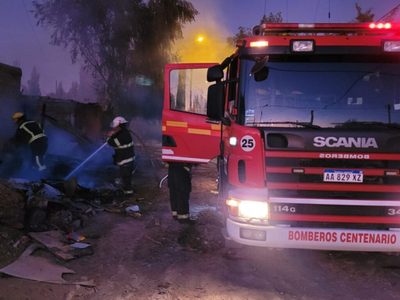 Dos viviendas consumidas por el fuego en un barrio de Centenario