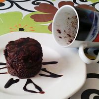 Magdalena gigante de chocolate, sin horno y lista en minutos: no gastes fortuna en comprar una y preparala así de fácil