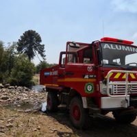Un incendio quemó una casa y un taller con autos en su interior en Aluminé