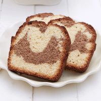 Económico y rendidor: budín marmolado con 1 solo huevo, un clásico para el mate sin gastar de más