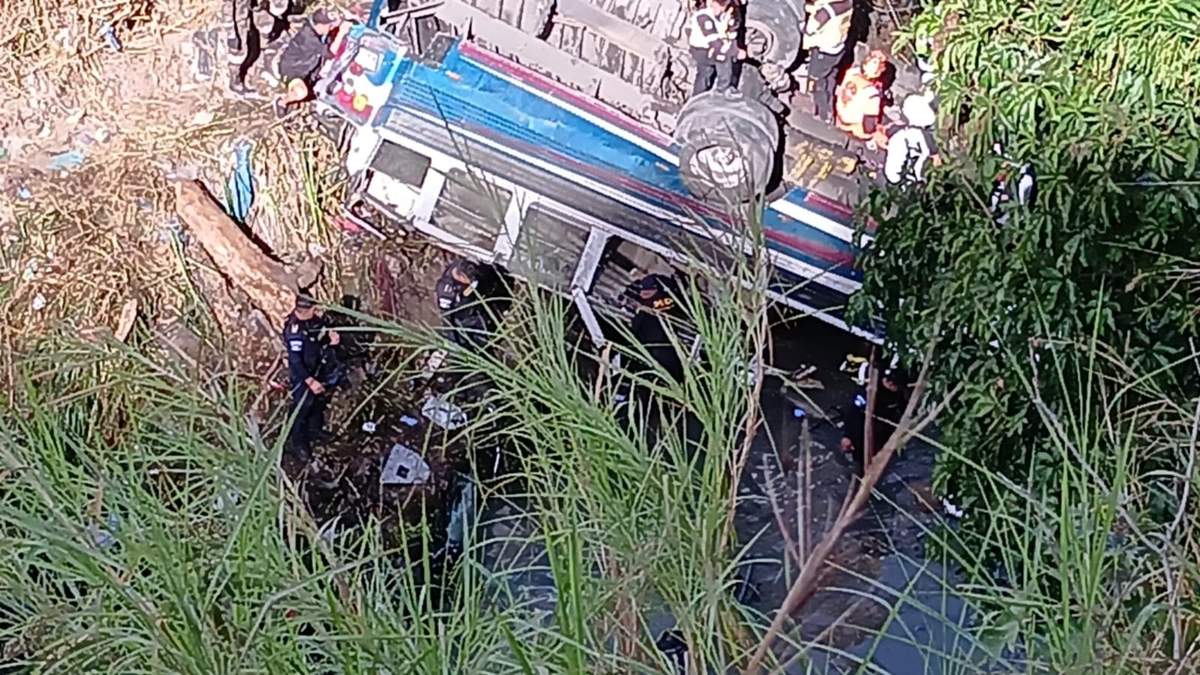 Un bus extraurbano de pasajeros cayó la madrugada del lunes desde un puente en la periferia de la capital guatemalteca