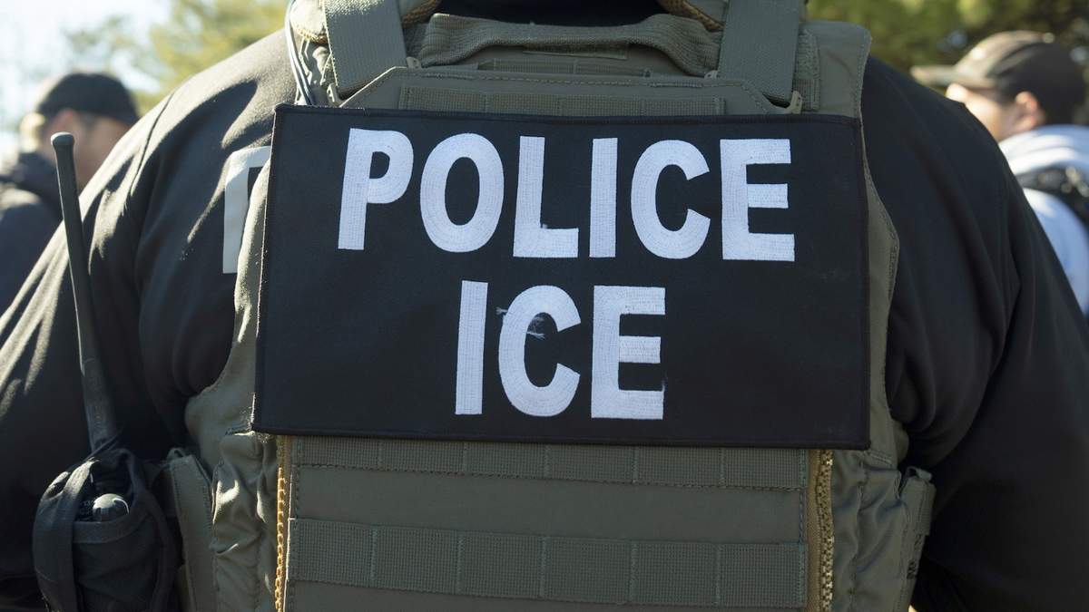 Un agente del Servicio de Inmigración y Control de Aduanas de Estados Unidos