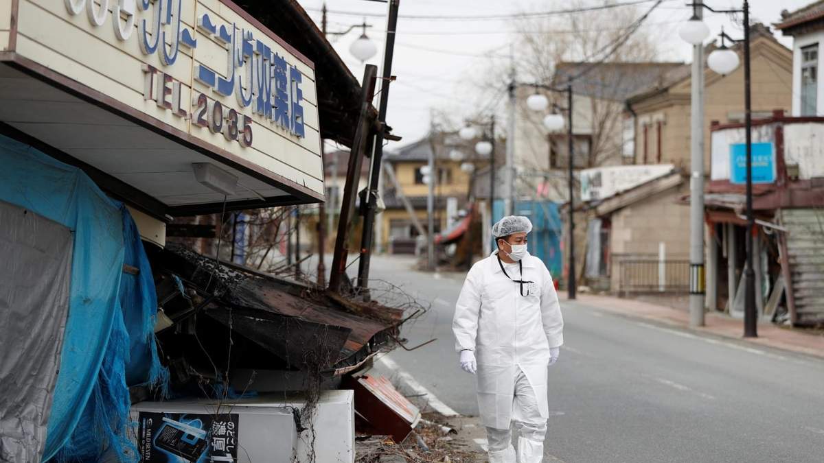 Una persona camina por las deshabitadas calles de Fukushima, en Japón. Fuente: (Twitter)