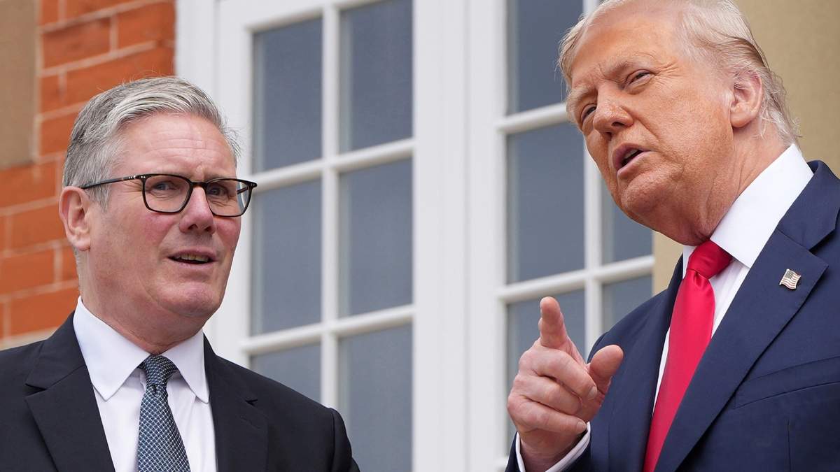 El presidente de Estados Unidos, Donald Trump, se reúne con el primer ministro británico, Keir Starmer, a la izquierda, en el club de golf Trump Turnberry el lunes 28 de julio de 2025 en Turnberry, Escocia