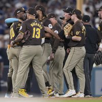 Fans de Dodgers lanzan pelotas y basura al campo, interrumpen victoria de los Padres (Video)