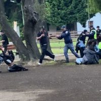 Batalla campal en la Plaza de los Pioneros Villa La Angostura durante la salida de un boliche