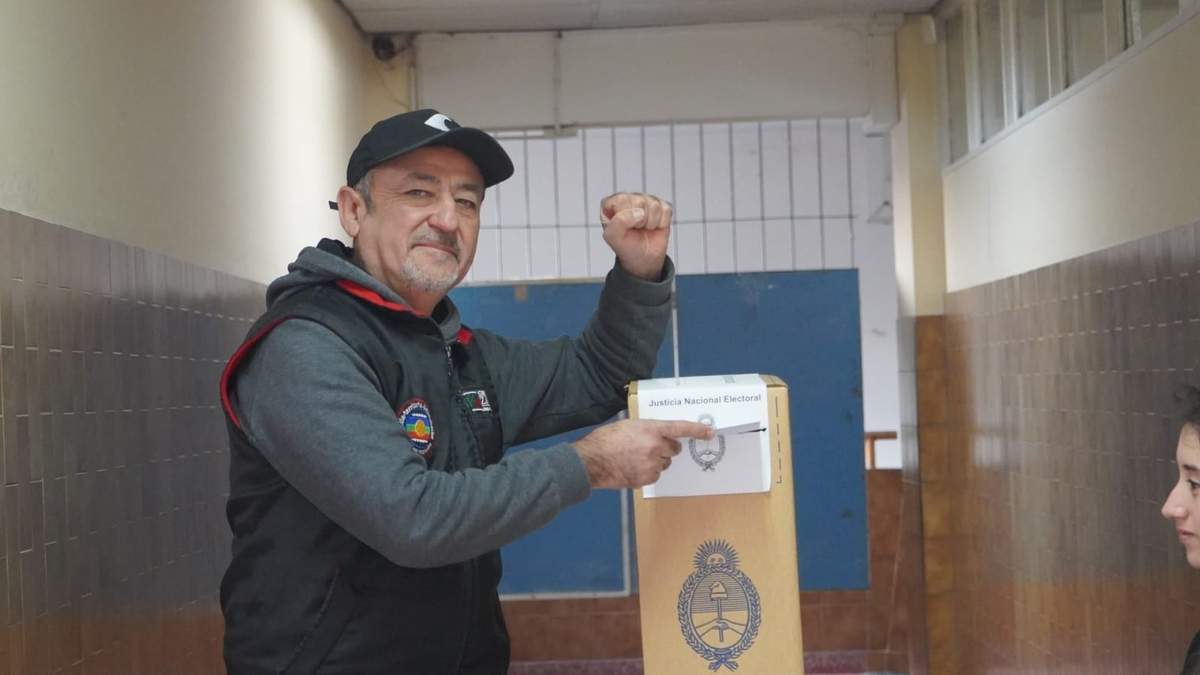 Raúl Godoy emitió su voto. Fuente: (Facebook)