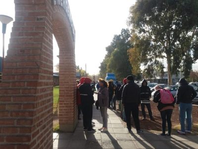 Trabajadores de Salud en Centenario llegaron a un acuerdo y levantaron el paro