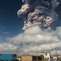 Preocupante lluvia ácida en Costa Rica tras la repentina erupción de un volcán