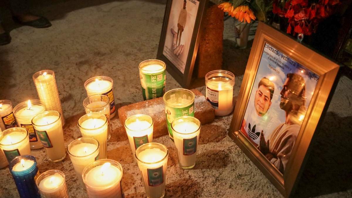 Un altar improvisado con fotos de Evarado Ventura Hernández, colocado en la casa de sus familiares en Agua Del Sol, Oaxaca