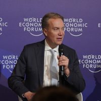 Foro Económico de Davos inicia investigación contra su director ejecutivo por vínculos con Epstein