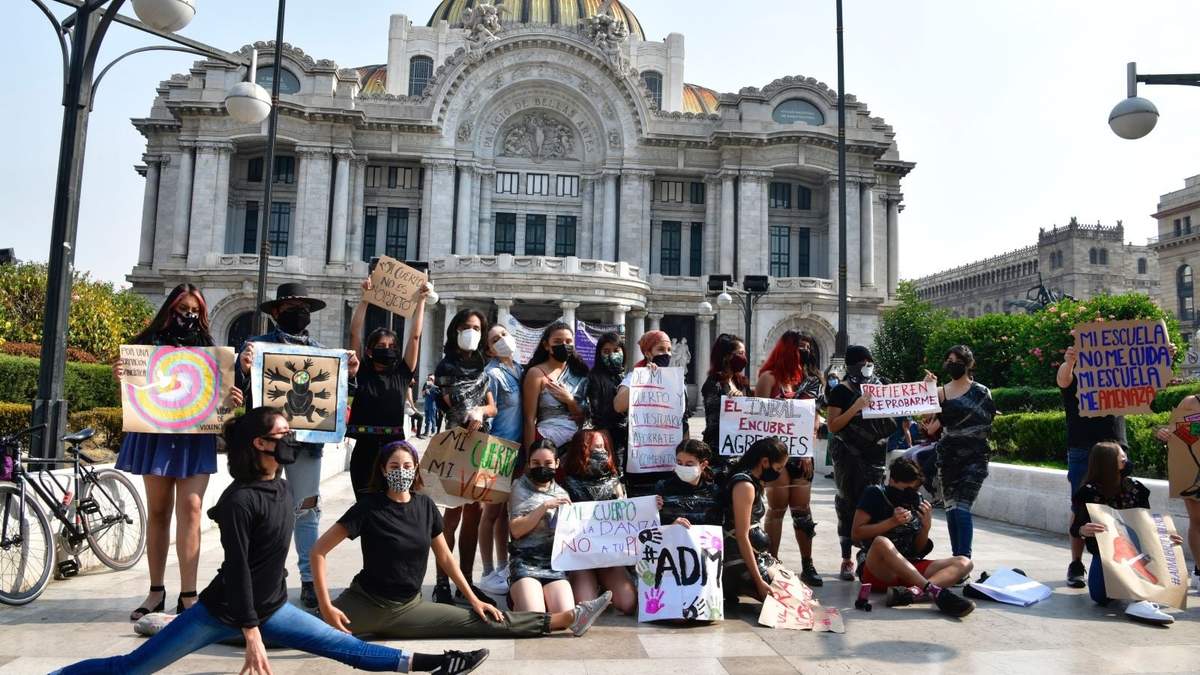 Protesta de alumnas de la Academia de la Danza Mexicana contra la violencia sexual