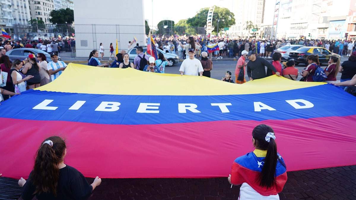 Venezolanos residentes en Argentina celebraron la captura de Maduro en el Obelisco. Foto: NA