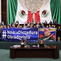 Jaloneos en la Cámara por manta panista contra AMLO; Porfirio levanta la sesión