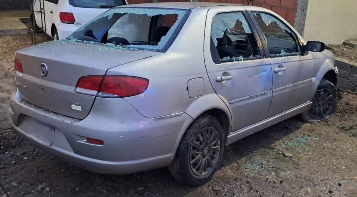 El auto con los vidrios rotos como resultado de la violencia. Fuente: (Centenario Digital)