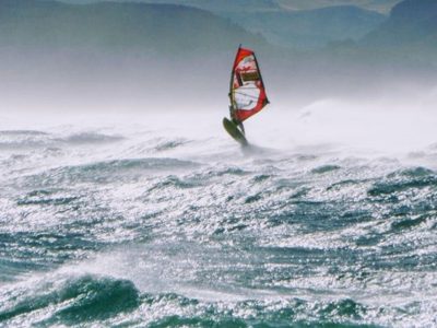 Adrenalina y deporte: practicó windsurf durante el temporal de viento en Bariloche