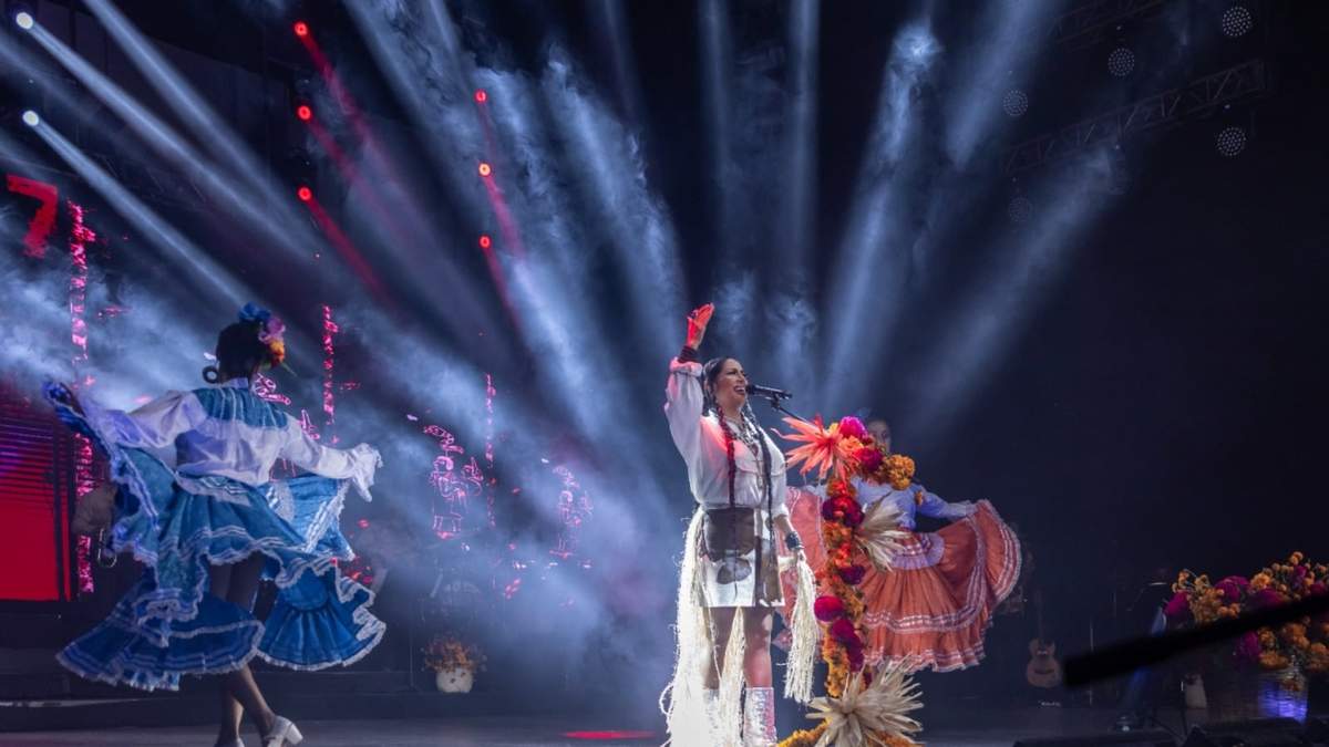 La activista Lila Down ofrendó su recital “Dos corazones” en el Auditorio Nacional