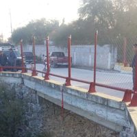"Cuerpo" colgado de puente alerta a vecinos y policías de Hidalgo; resultó ser un muñeco