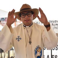 Despiden a sacerdote de Iglesia Anglicana tras ofrecer misa en fosas de Jojutla