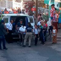 Camioneta atropella a dos adultos y tres niños que desfilaban en Michoacán