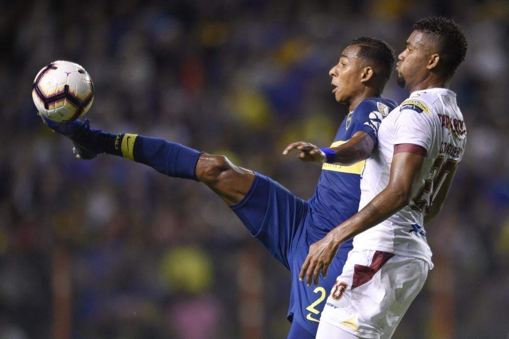 Sebastián Villa (izquierda) de Boca Juniors disputa un balón con Danovis Banguero de Deportes Tolima en un partido de la Copa Libertadores, el 12 de marzo de 2019, en Buenos Aires