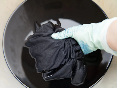 Reviví tu ropa negra con este truco y no la descartes si se puso gris