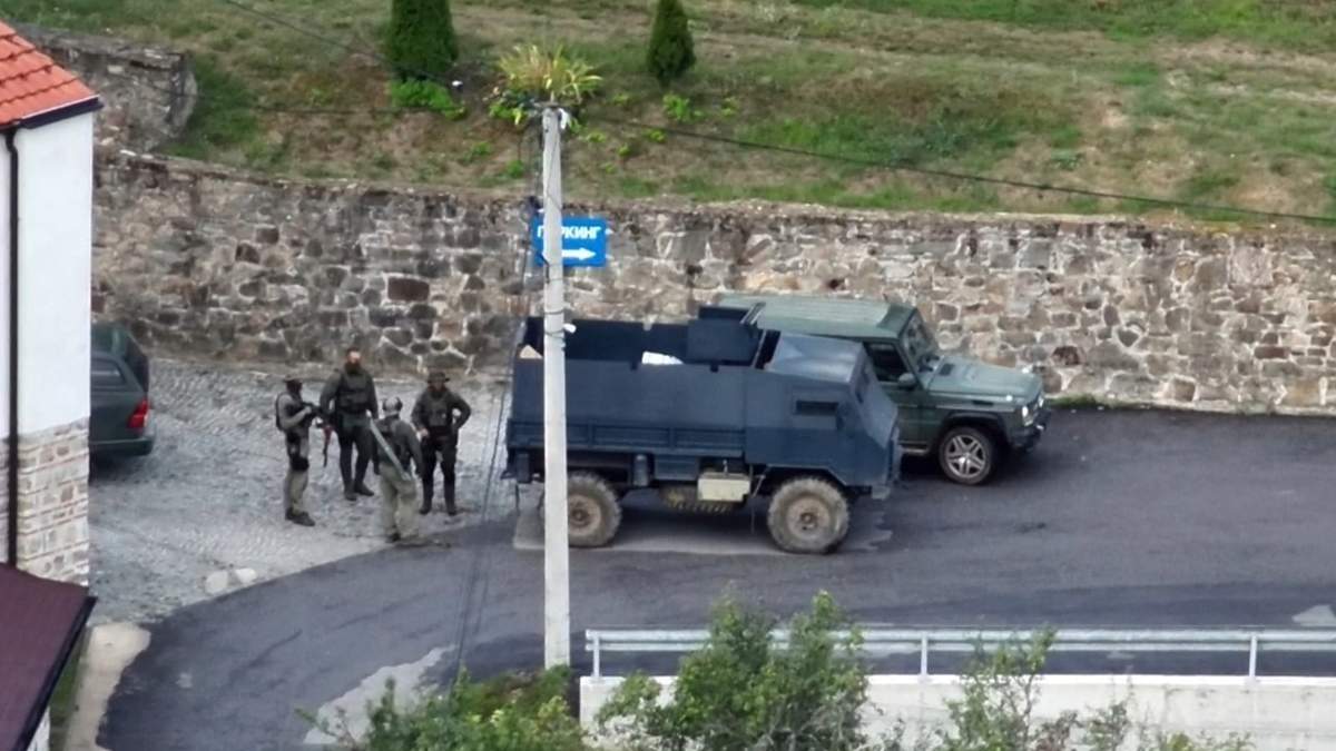 Hombres armados en el monasterio de Banjska