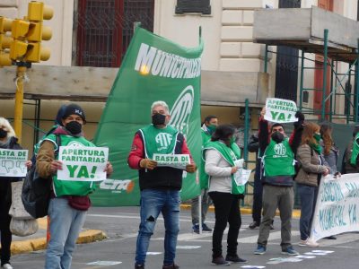 El Gobierno ofreció congelar el sueldo de los políticos y aumentarles a los estatales