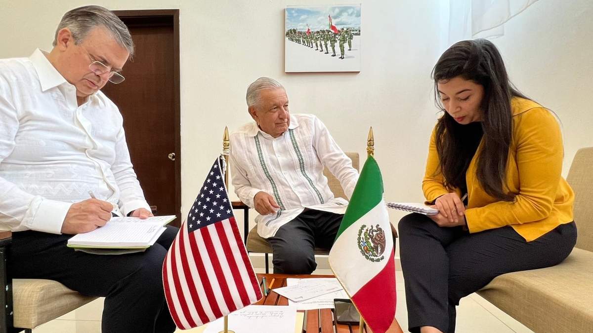 Marcelo Ebrard y Andrés Manuel López Obrador durante la llamada con Joe Biden